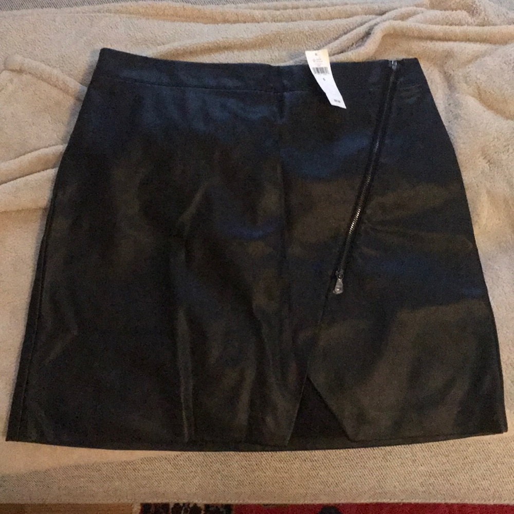 Banana Republic Skirt! Size 6. NWT.